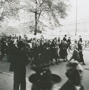876804 Afbeelding van een grote groep Wijk C-bewoners tijdens een spontaan georganiseerde feestelijke optocht ter ...